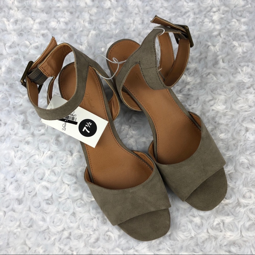 Universal Thread Taupe Heeled Pump Sandals